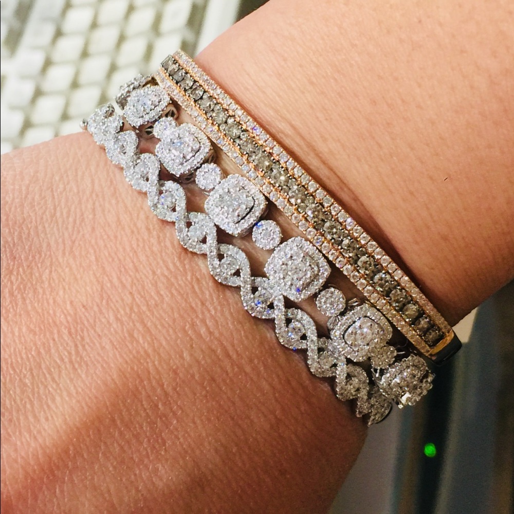 🌹LeVian Contour - 18k solid gold Diamond bangle limited edition